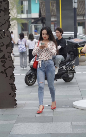 街拍红色高跟紧牛SF