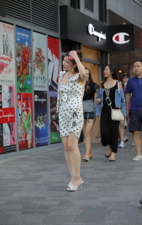丰满的小姐姐