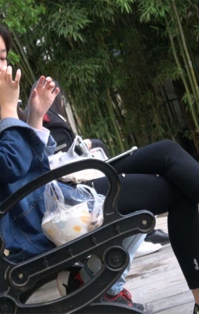 坐在凳子上吃东西的肉丝美足