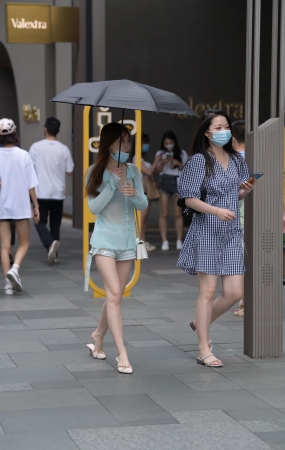 白皙肉腿美女