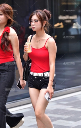 红吊带热裤美女