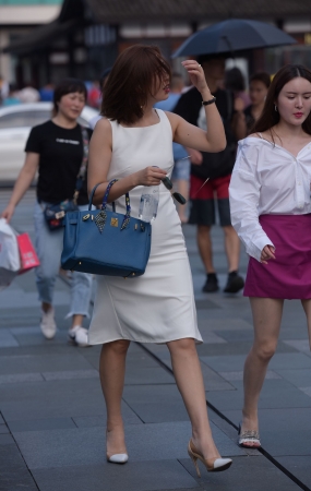 白色连衣裙美女