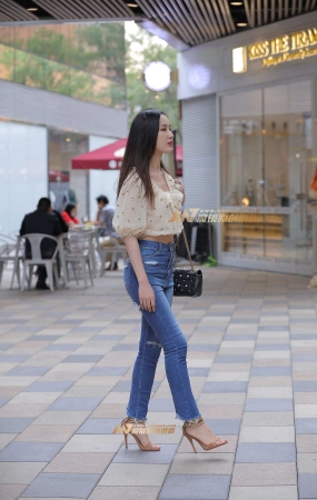 紧牛翘臀，细高跟小姐姐