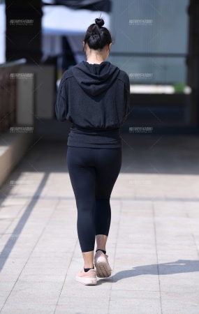 阳光开朗瑜伽美女