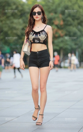 长腿热裤美女