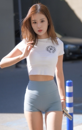 蓝色瑜伽短裤小妹