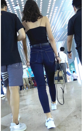紧身牛仔裤妹子