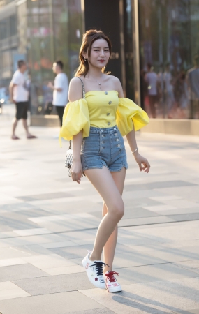 热裤美女