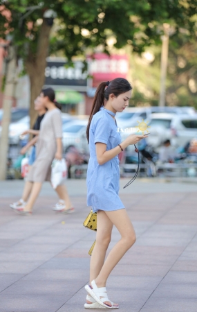 很有气质的的衬衣裙美腿妹子-15P