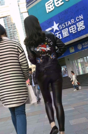逛商场的紧身皮裤街拍美女