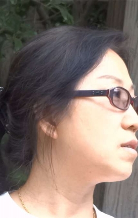 坐在花坛旁休息的少妇