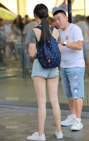 牛仔热裤美眉