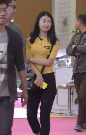 黄衣黑色紧身裤文静甜美小姐姐