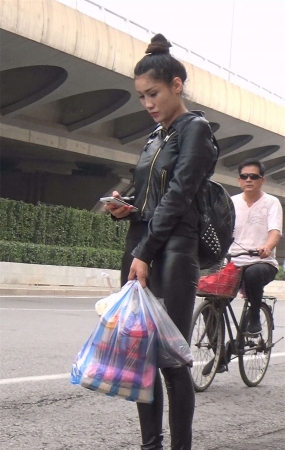 皮裤女子等车