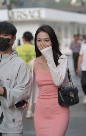 街拍粉色裙气质女朋友
