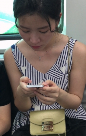 街拍美腿MM