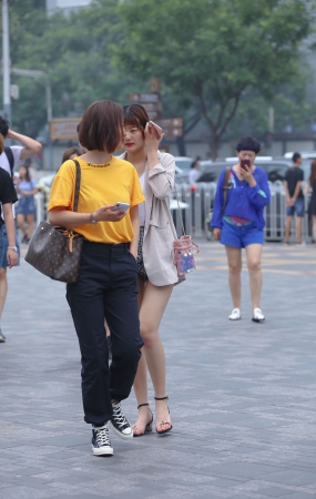 玩手机的小姐姐