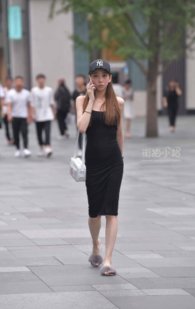 街拍娇小身材的妹子