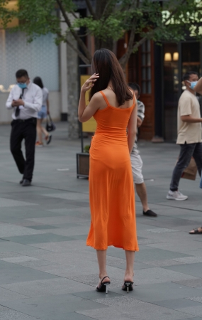 红裙美女