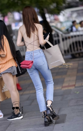 露美背性感迷人