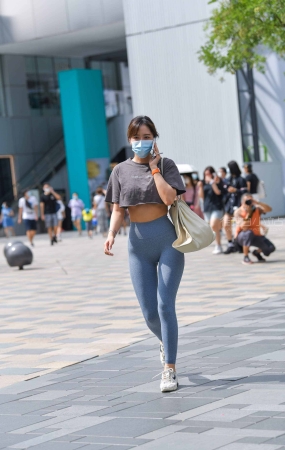 街拍紧身弹力裤美眉