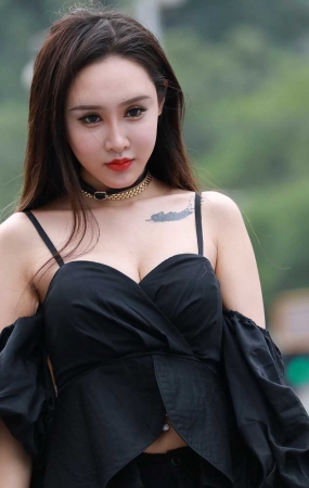 性感低胸超短裤纹身美女