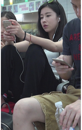 听歌的美女