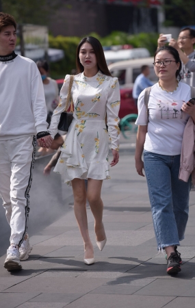 花裙气质美妇街拍