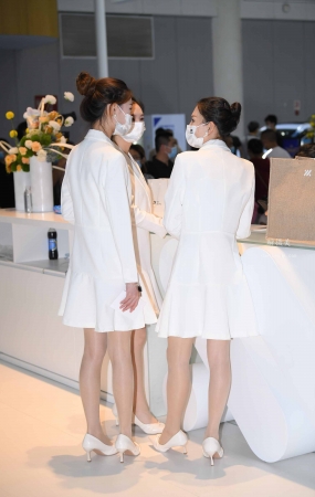 21831-16+113清纯的丝袜销售员 6P