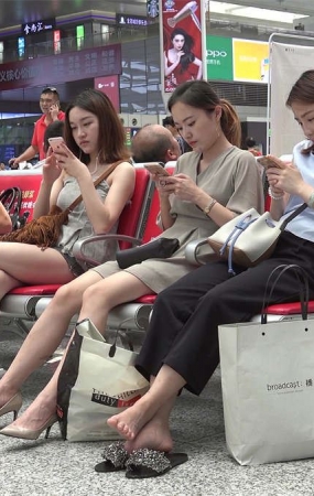 三个年轻女孩，光脚凉拖和高跟，各司其职展现美足的不同形态