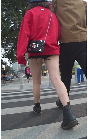 红衣黑色热裤美女