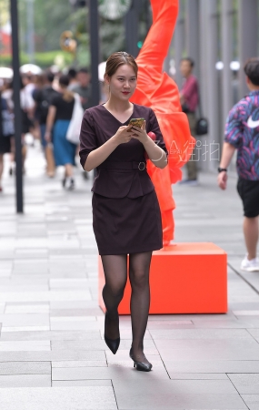 玩手机的黑丝职工-13P
