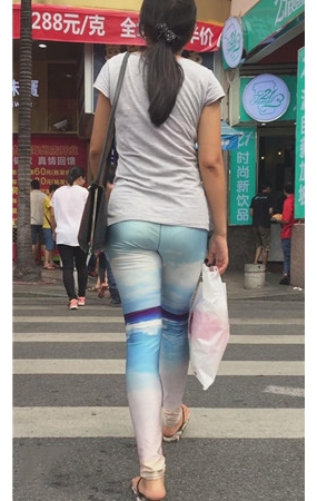 漂亮的彩色紧身裤美女