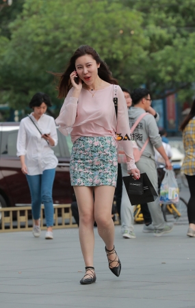 打电话的美女-10P