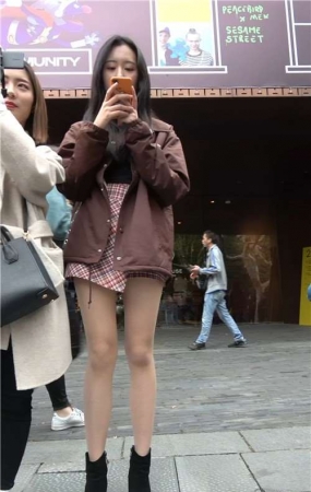 性感的丝袜美腿街拍美女 [1.32 GB/MP4]