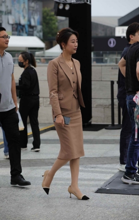 【街拍心灵】女总裁街拍肉丝高跟制服气质哇塞