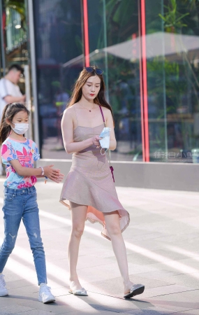 性感辣妈，身材保持得真好。