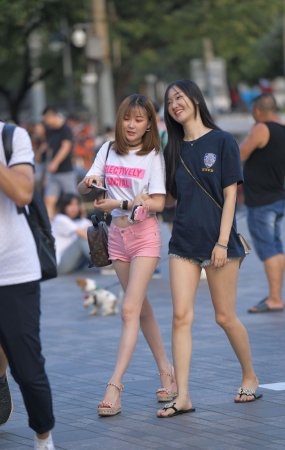 两个热裤漂亮美女