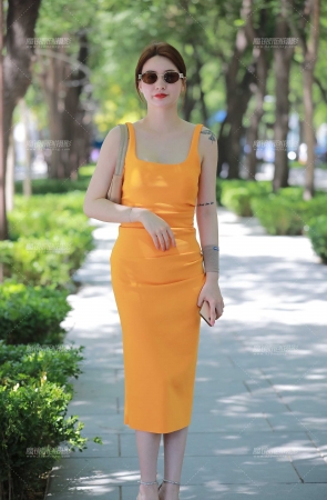 搭讪黄色连衣裙美女