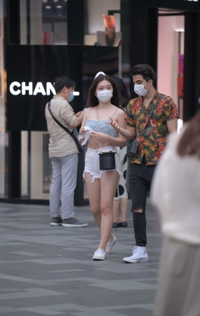 白色牛仔热裤美女
