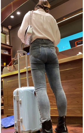 漂亮的紧牛小姐姐