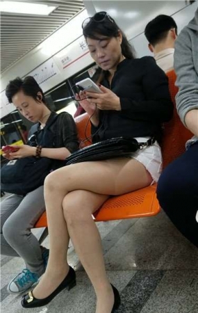 4k超清，极品大长腿性感熟女姐姐，一双玉腿够玩了