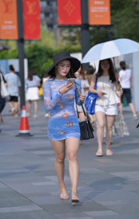 这服装，尽显身材，肉嘟嘟的女孩