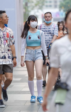 热裤美眉