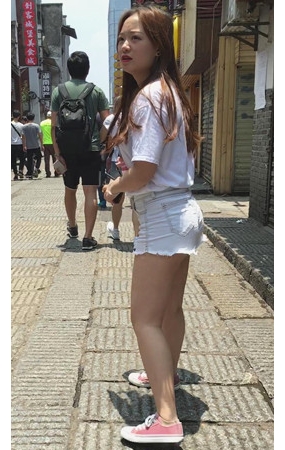 漂亮的热裤美女