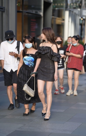 黑色吊带裙美女