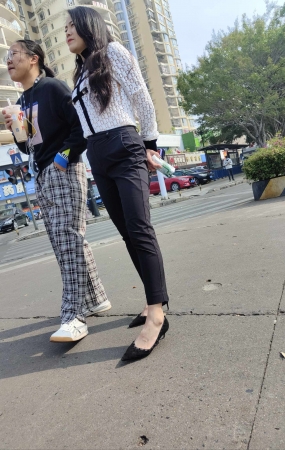 极品黑色紧身裤高跟美人等红灯