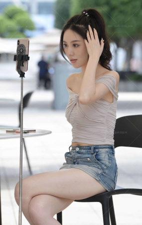 25415-8=29√白皙美腿女主播【套图➕视频】 6P