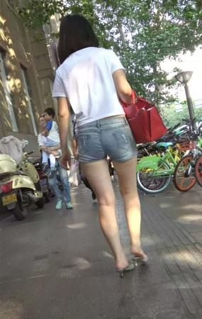 白T恤超短牛仔热裤美腿漂亮美女