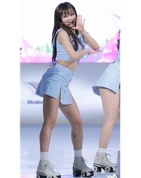 蓝色小短裙性感妹子热舞